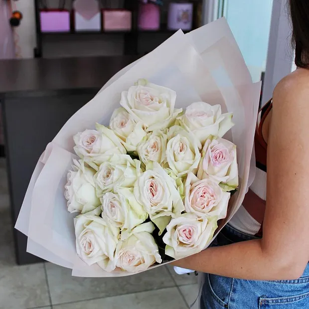 Букет из 15 белых парфюмированых роз