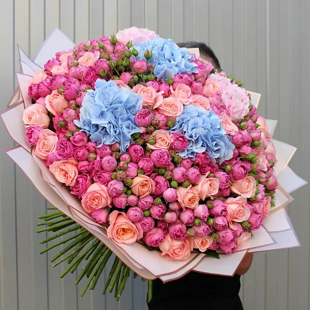 Букет из пионовидных роз и гортензии