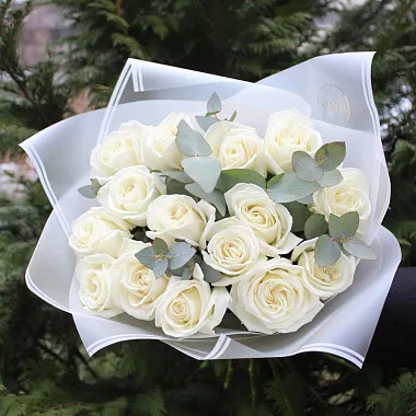 Букет из 15 роз - На фото 15 белых импортных роз 60 см - изображение 2 15 белых импортных роз 60 см - изображение 2