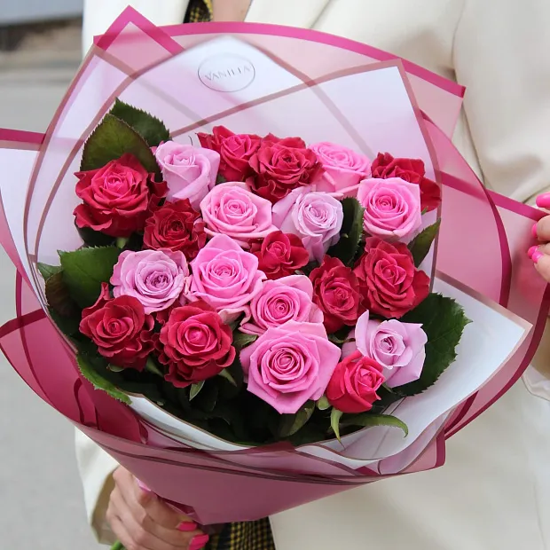 Букет микс из 21 розовой розы 60 см