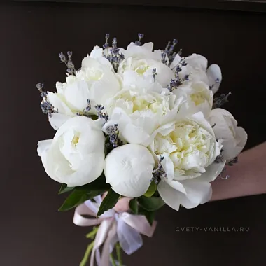 Букеты невесты: Букет из белых пионов и лаванды "Ее нежность"