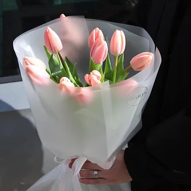 Тюльпаны на 8 марта: Букет из 11 лососевых тюльпанов