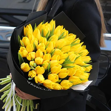 Желтые тюльпаны в черном оформлении - изображение 2