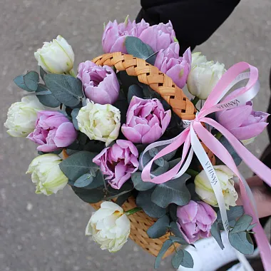 Тюльпаны в корзине: Корзина с тюльпанами ''Для нее"