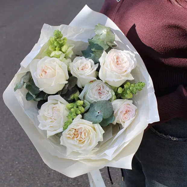 Букет из 7 ароматных роз с эвкалиптом