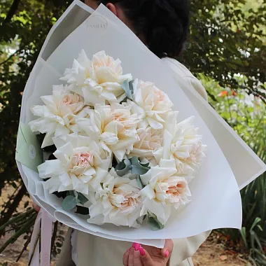 Эквадорские розы - На фото Роза Вайт Охара с эвкалиптом в оформлении - изображение 2 Роза Вайт Охара с эвкалиптом в оформлении - изображение 2