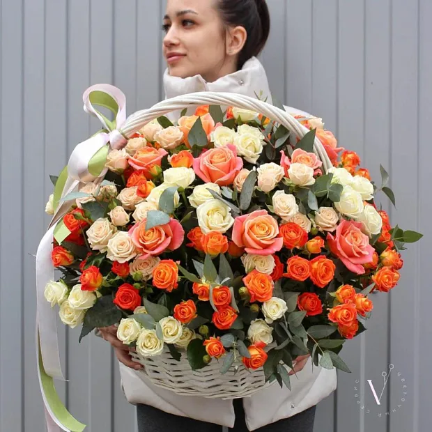 Корзина с кустовыми розами микс