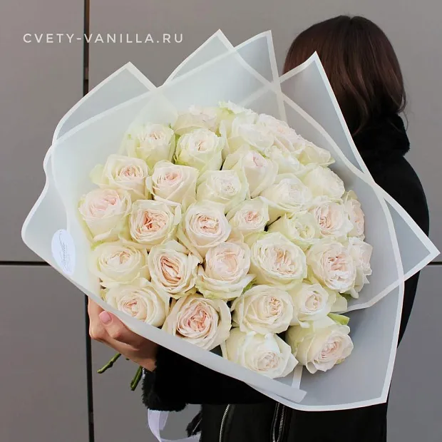 Букет из 33 ароматных роз White O'Hara