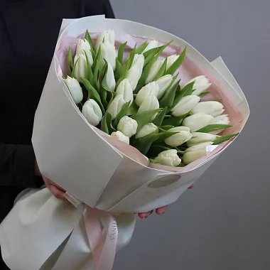Монобукеты  цветов с доставкой - Букет из 31 белого тюльпана в нежном оформлении - изображение 2 Букет из 31 белого тюльпана в нежном оформлении - изображение 2