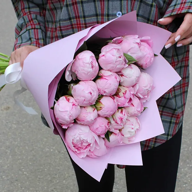 Букет из 19 розовых пионов