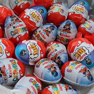 Новогодние корзины: Корзина Киндер Сюрприз ассорти