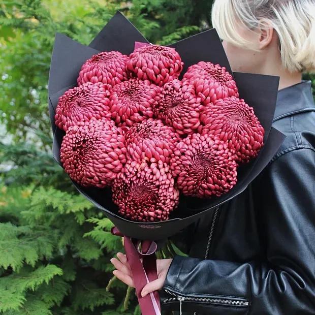 Букет из 11 шоколадных хризантем Бигуди