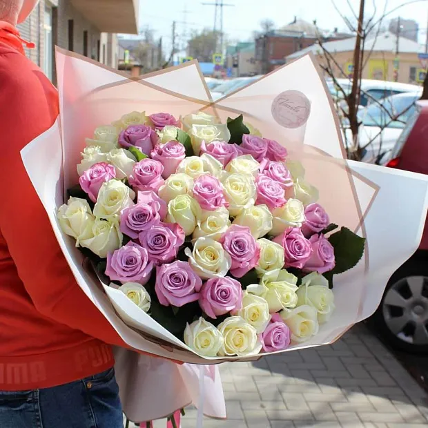 Букет из 51 белой и сиреневой розы