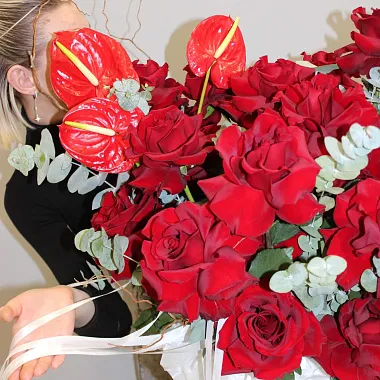 Композиции из цветов: цилиндр с французской розой "любовь"