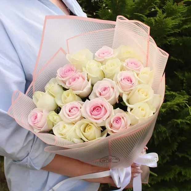 Нежный микс из 23 роз 60 см