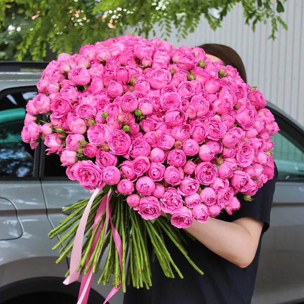 Букет из 101 пионовидной кустовой розы