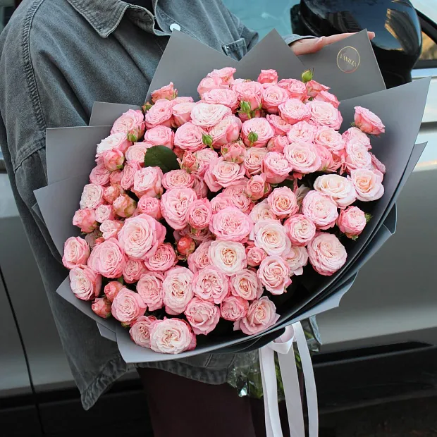 Кустовые пионовидные розы Бомбастик 29 шт в оформлении