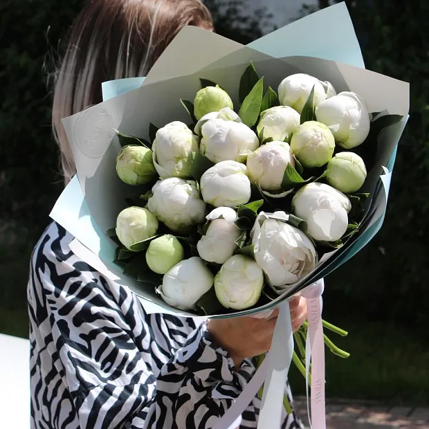Букет из 19 белых пионов