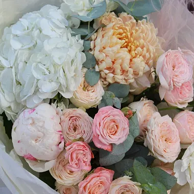 Цветы для женщины: Стильный микс с хризантемой 