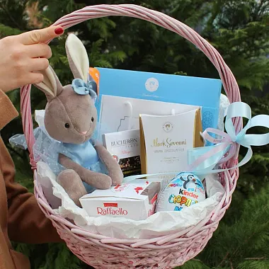 Букеты  девушке  - На фото Подарочная корзина «Любимые сладости» - изображение 2 Подарочная корзина «Любимые сладости» - изображение 2