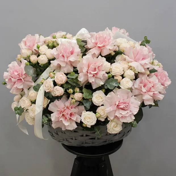 Корзина с цветами микс Люкс