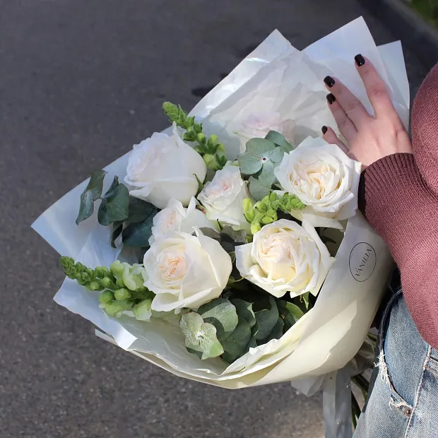 Букет из 7 ароматных роз с эвкалиптом