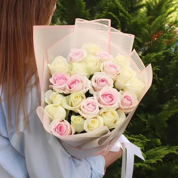 Нежный микс из 23 роз 60 см