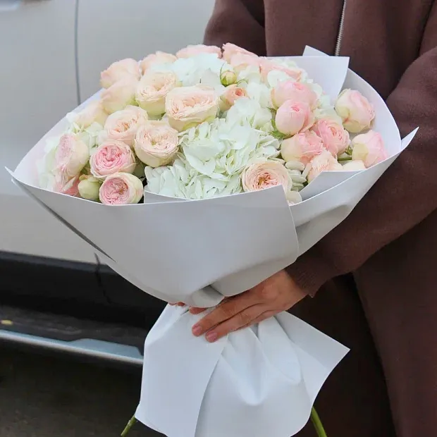 Букет с кустовыми розами и гортензией