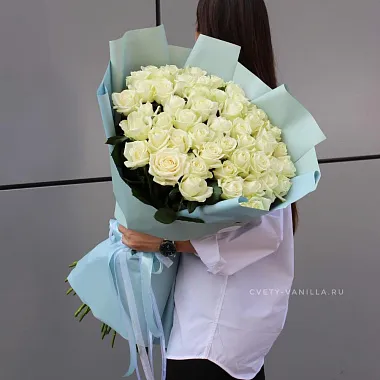 Букеты  цветов с доставкой - На фото Букет из 51 белой розы Avalanche - изображение 2 Букет из 51 белой розы Avalanche - изображение 2