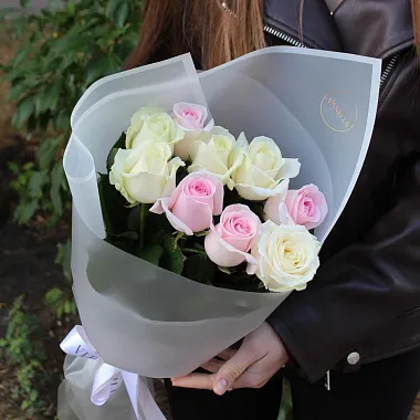 Букеты  цветов с доставкой - На фото Букет из 9 роз микс 60 см - изображение 2 Букет из 9 роз микс 60 см - изображение 2