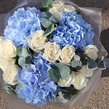 Букеты  цветов с доставкой: Букет с гортензией и розой «Символ любви» Букеты  цветов с доставкой: Букет с гортензией и розой «Символ любви»