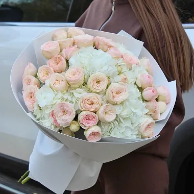 Букет с кустовыми розами и гортензией - изображение 2