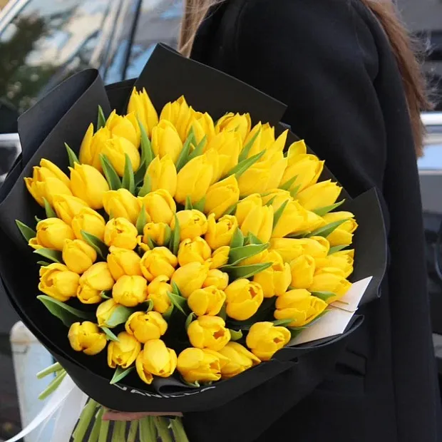 Желтые тюльпаны в черном оформлении