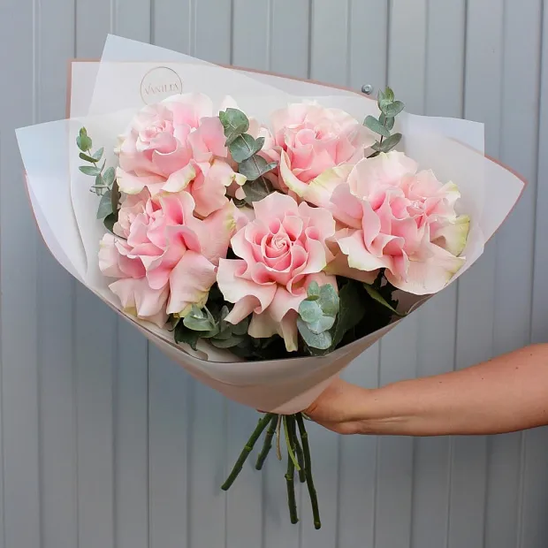Букет из 5 роз Pink Mondial с эвкалиптом