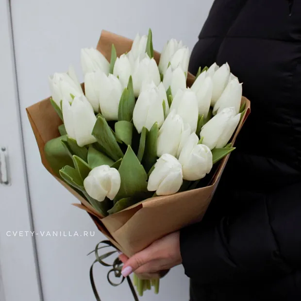 23 тюльпана в крафт бумаге