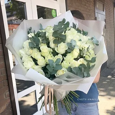 Букеты  цветов с доставкой: Букет из 55 белых роз с эвкалиптом Букеты  цветов с доставкой: Букет из 55 белых роз с эвкалиптом
