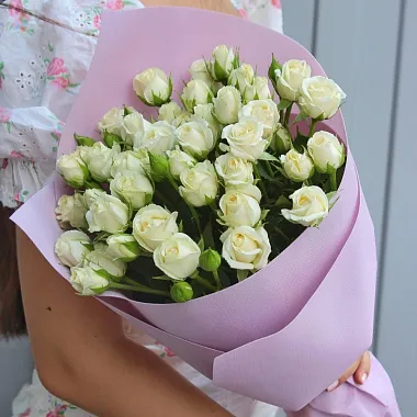 Букеты  цветов с доставкой: На фото Белые кустовые розы Беларусь Букеты  цветов с доставкой: Белые кустовые розы Беларусь