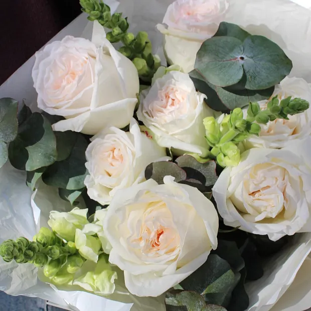 Букет из 7 ароматных роз с эвкалиптом