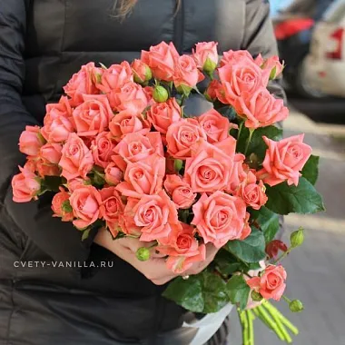 Букеты без упаковки  цветов с доставкой: На фото 9 веток кустовой розы Барбадос Букеты без упаковки  цветов с доставкой: 9 веток кустовой розы Барбадос