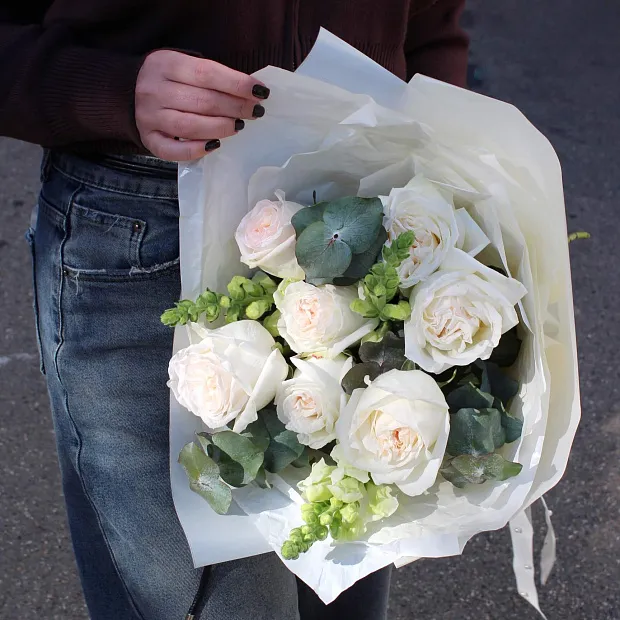 Букет из 7 ароматных роз с эвкалиптом