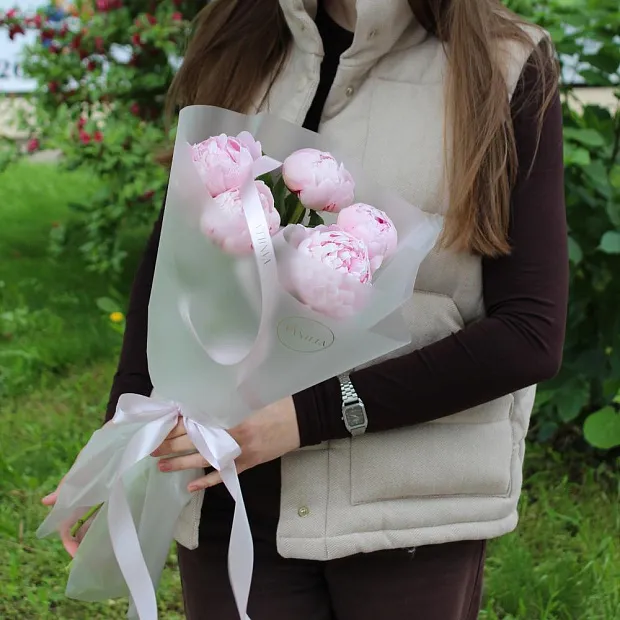 Букет из 5 розовых пионов