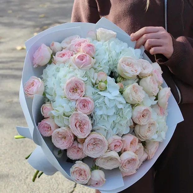 Букет с кустовыми розами и гортензией