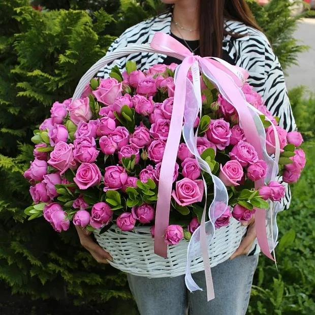 Яркая корзина микс с розовыми розами