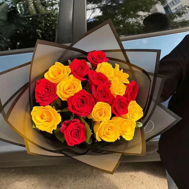 Букет из 19 желтой и красной розы  