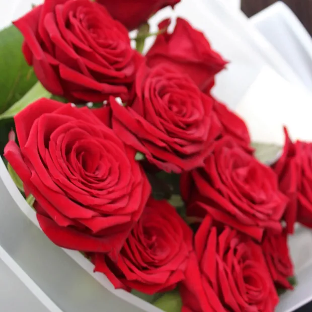 11 красных роз Наоми