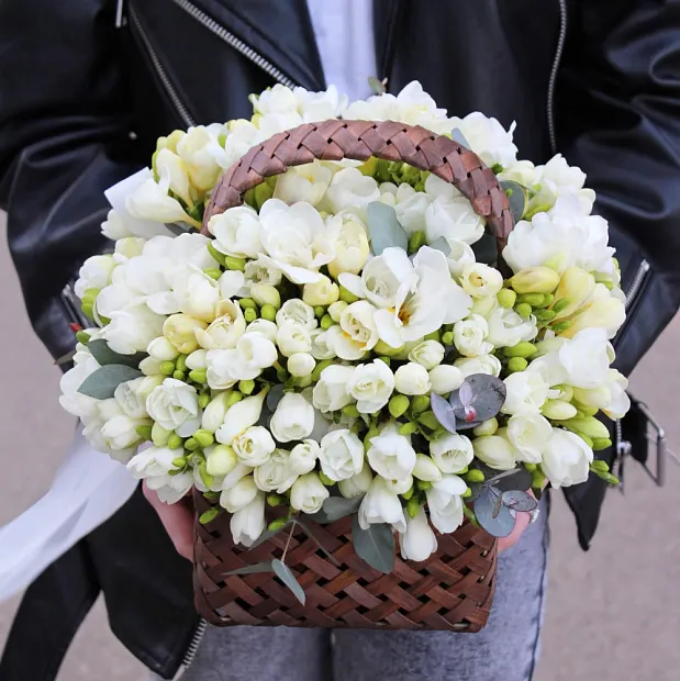 Корзинка с фрезией