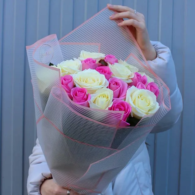 Букет из 19 микс роз Love