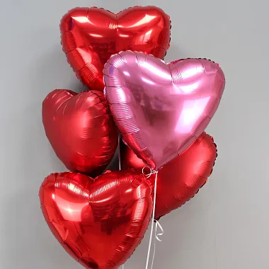 Фольгированные шары : На фото Набор из 5 шаров "Сердца" Фольгированные шары : Набор из 5 шаров "Сердца"