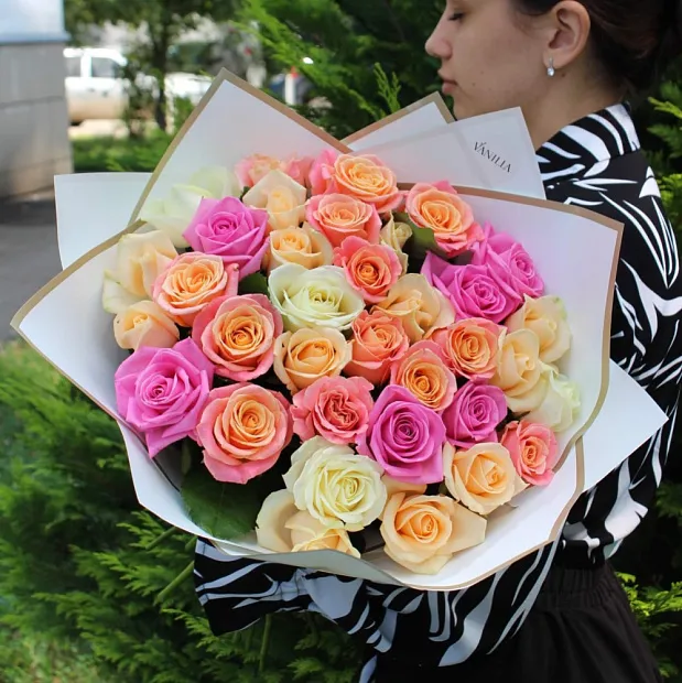 Яркий микс из 35 роз 50 см