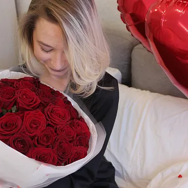Цветы на 14 февраля: Букет из 25 роз Ред Наоми 50 см